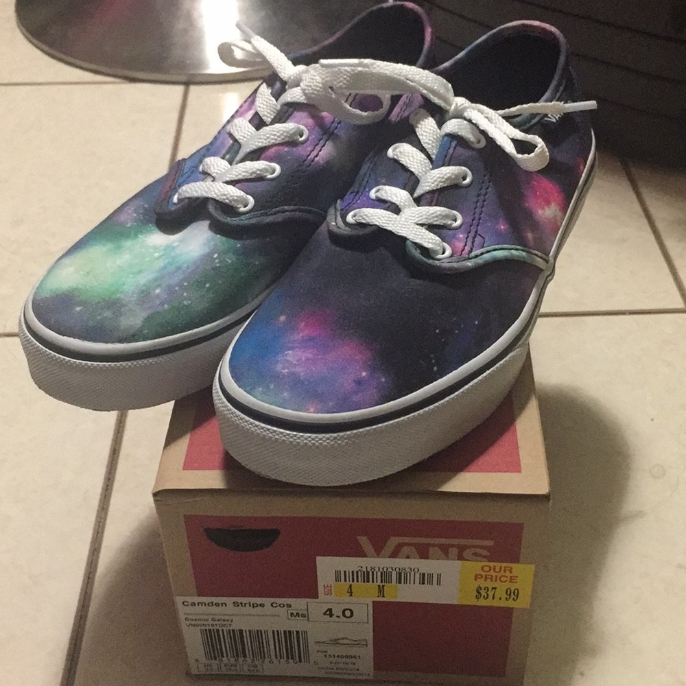 🎊1 DAY SALE🎉Girls Vans sz 4.  NEW with box!